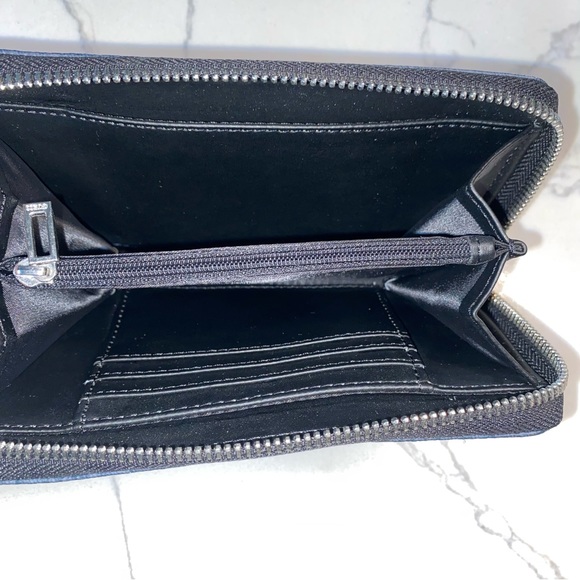 Guess Wallet - Picture 6 of 15